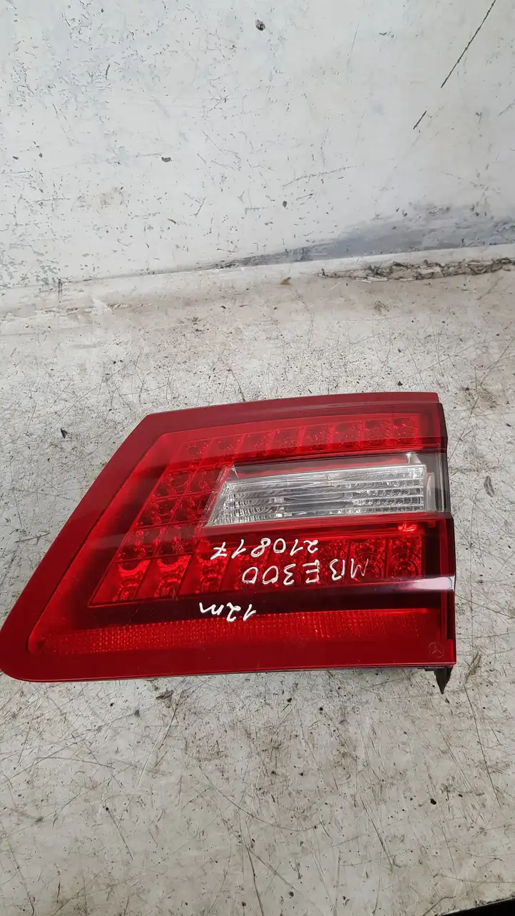 Mercedes-Benz E W212 (2009 - 2016) 2128201064 Задний фонарь в крышке багажника — фото 1