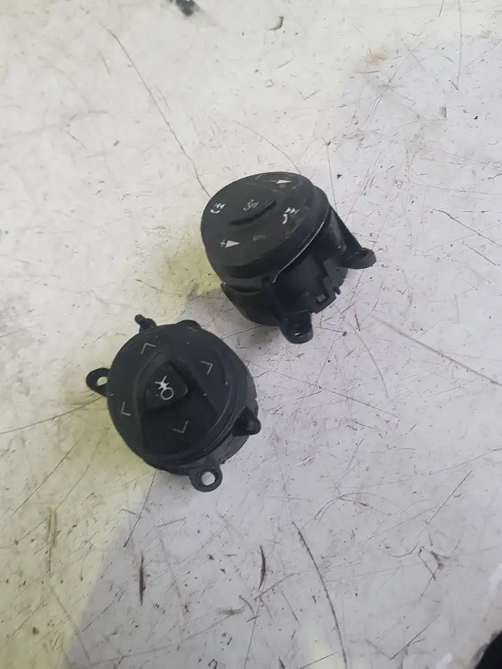 Ford Focus (2011 - 2015) DM5T14K147DA Кнопки на рулевом колесе — фото 1