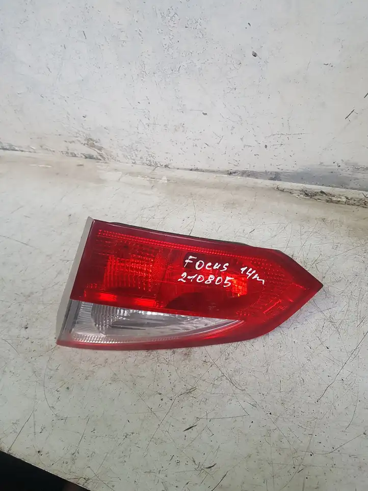 Ford Focus (2011 - 2015) BM5113A602BC Задний фонарь в крышке багажника — фото 1