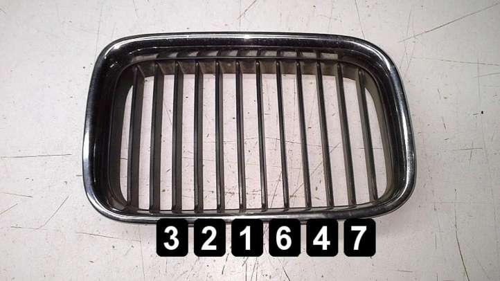 8122238 BMW 3 E30 Grotelės priekinės