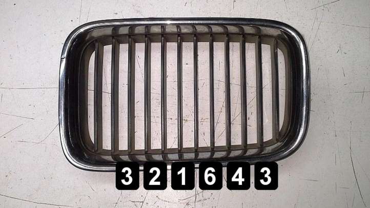 8122237 BMW 3 E36 Grotelės priekinės