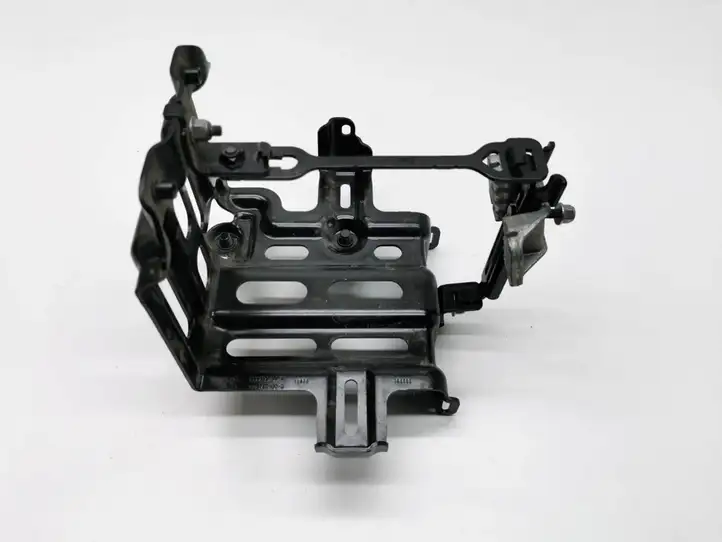 Tesla Model 3 (2017 - 2023)  1119120-00-D Держатель аккумулятора