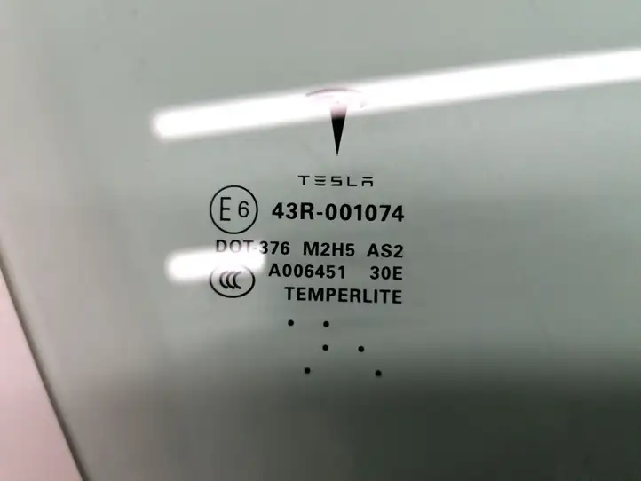 Tesla Model S (2012 - 2016) 6006647-00-E Стекло передней двери — фото 3