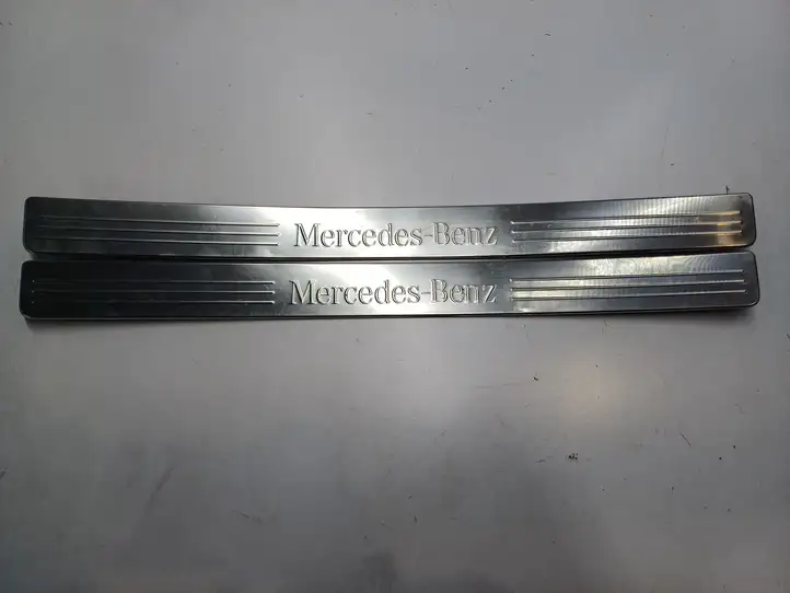 Mercedes-Benz C W204 (2007 - 2014) A2046800135 Внутренняя отделка переднего порога — фото 1