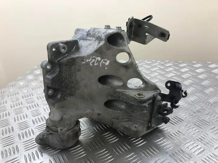 Opel Astra H (2004 - 2009) 55187918 Кронштейн топливного насоса — фото 1