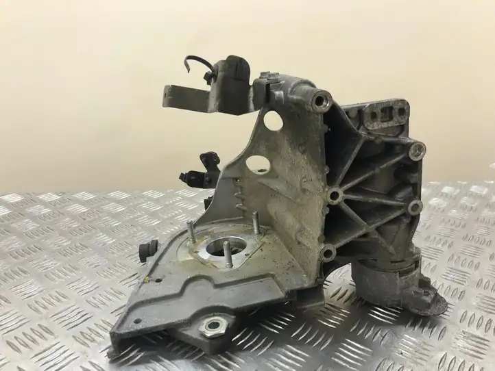 Opel Astra H (2004 - 2009) 55187918 Кронштейн топливного насоса — фото 3