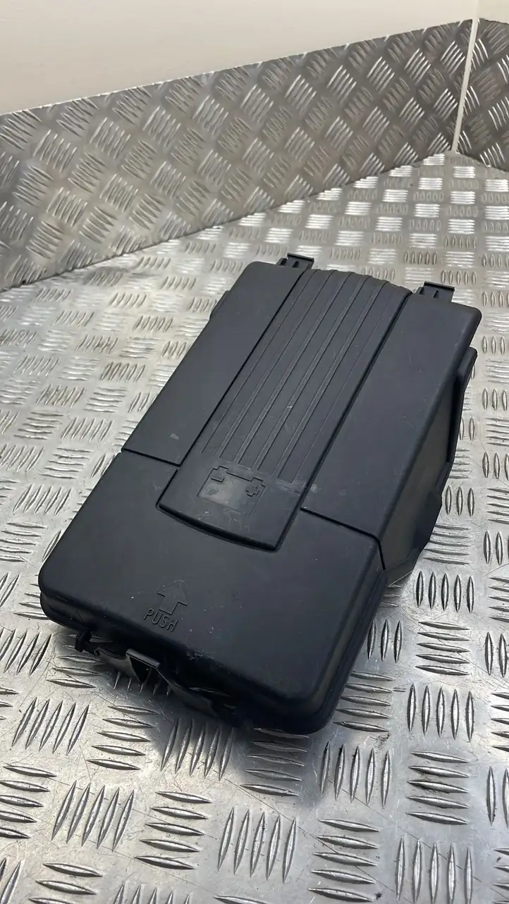 Audi A3/S3 8P (2004 - 2008) 1K0915443C Крышка ящика аккумулятора — фото 1