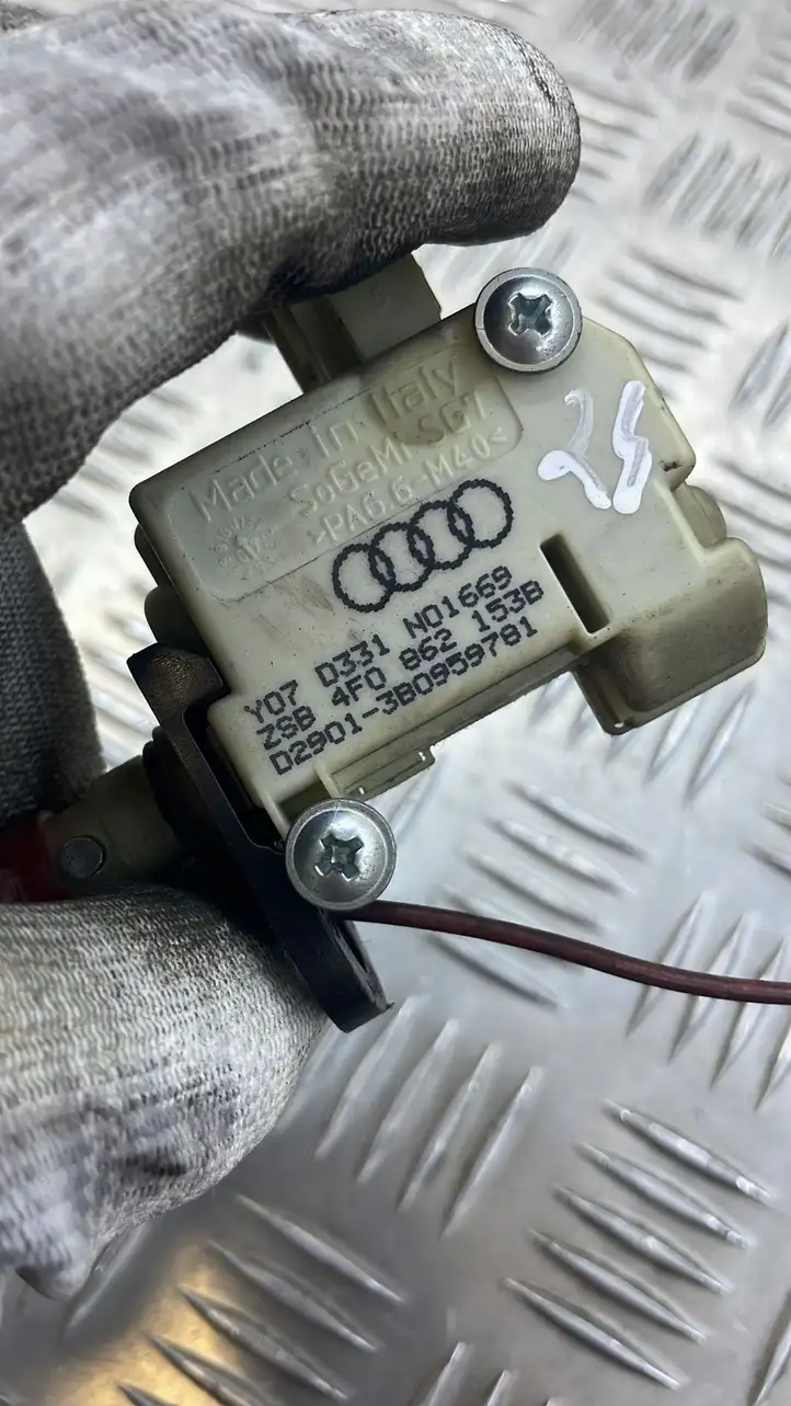 Audi A6 S6 C6 4F (2008 - 2011) 4F0862153B Замок крышки топливного бака — фото 2