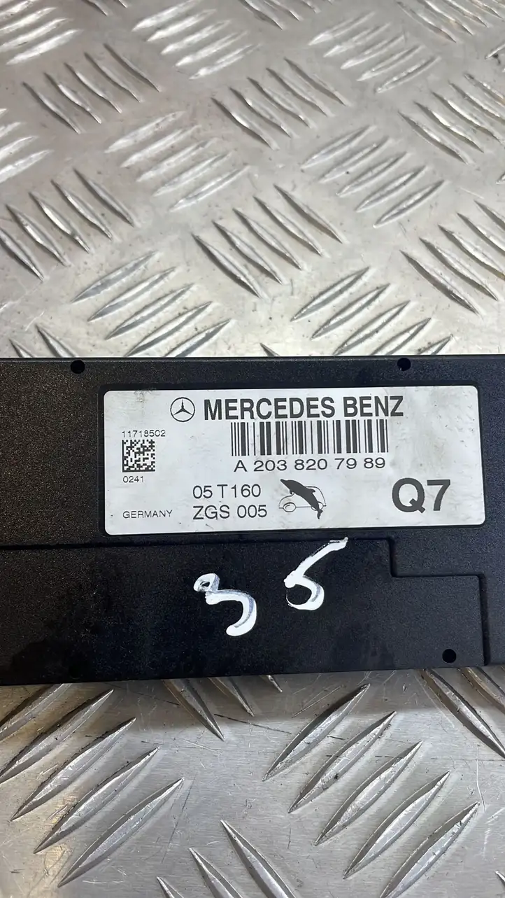 Mercedes-Benz C W203 (2000 - 2007) A2038207989 Усилитель антенны — фото 2