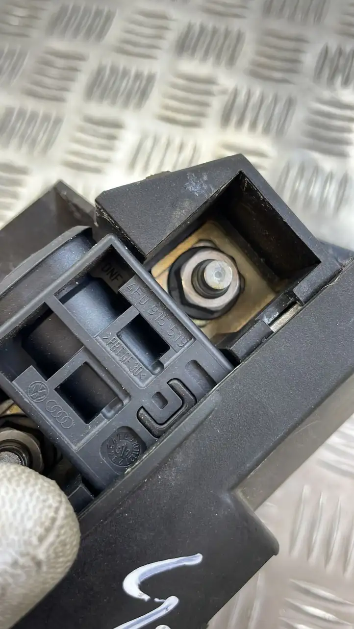 Audi A5 8T 8F (2007 - 2011) 4F0915519 Клеммный узел плюсовых проводов — фото 2