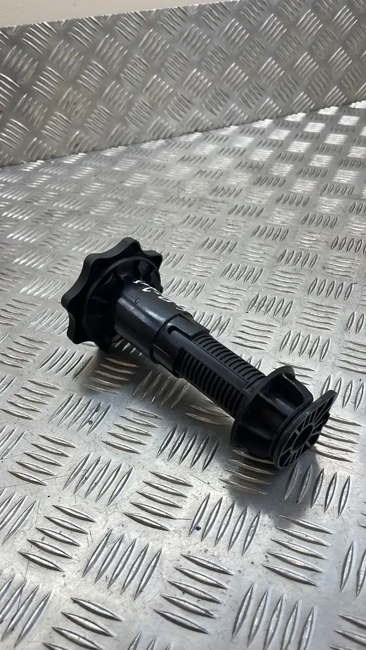 Audi A6 S6 C6 4F (2004 - 2008) 8E0804899 Болт крепления запасного колеса — фото 2