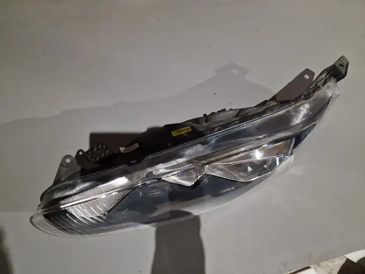 Ford Fiesta (2013 - 2017) C1BB13W030AG Передняя фара — фото 3