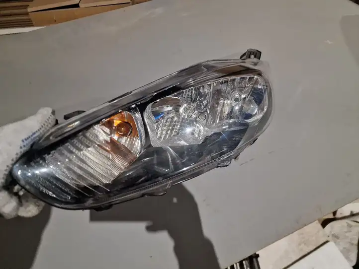 Ford Fiesta (2013 - 2017) C1BB13W030AG Передняя фара — фото 4