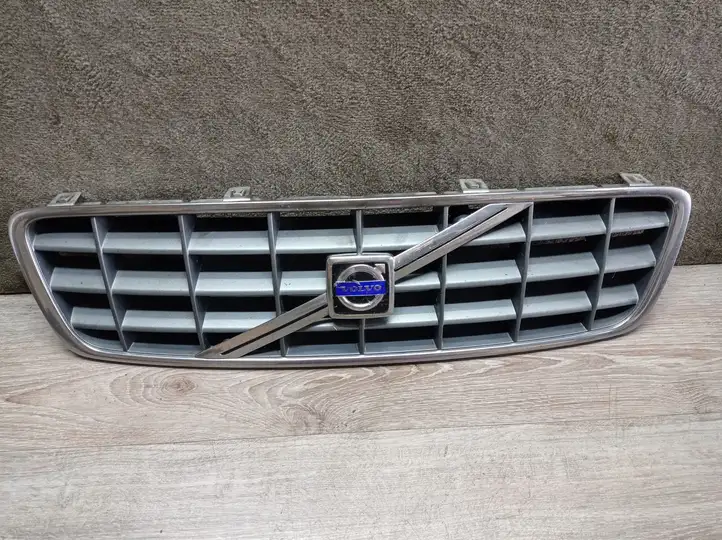 Volvo XC70 (2000 - 2004) Верхняя решетка радиатора — фото 1