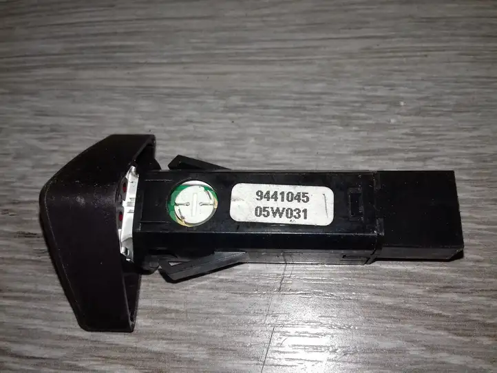 Volvo V70 (2004 - 2007) 05W031 Включатель аварийных фонарей — фото 2