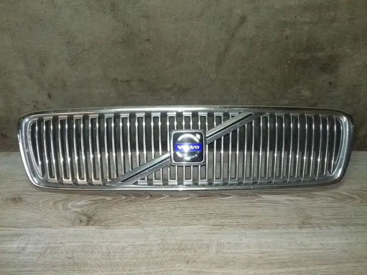Volvo V70 (2000 - 2004) Верхняя решетка радиатора — фото 1