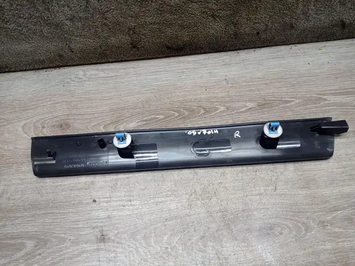 Volvo V70 (2007 - 2013) Внутренняя отделка переднего порога — фото 3