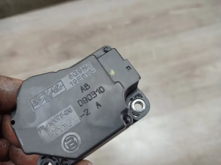 Volvo V70 (2007 - 2013) Двигатель задвижки потока воздуха — фото 2