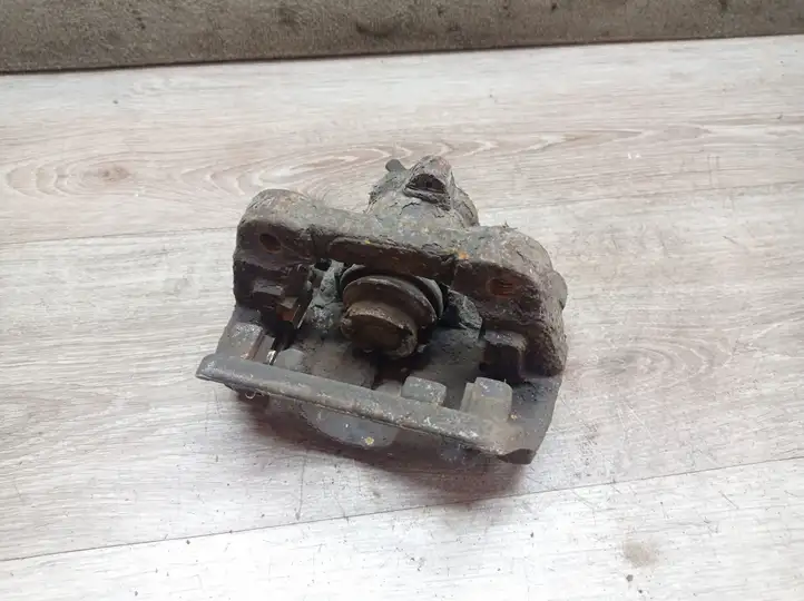 Volvo V70 (2007 - 2013) Тормозной суппорт задний — фото 1