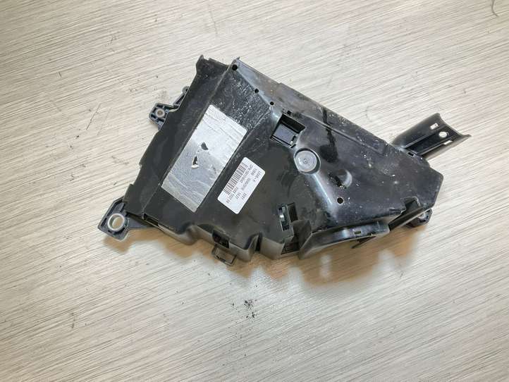 Volvo XC90 (2014 - 2019)  31398000 Крышка ящика предохранителей