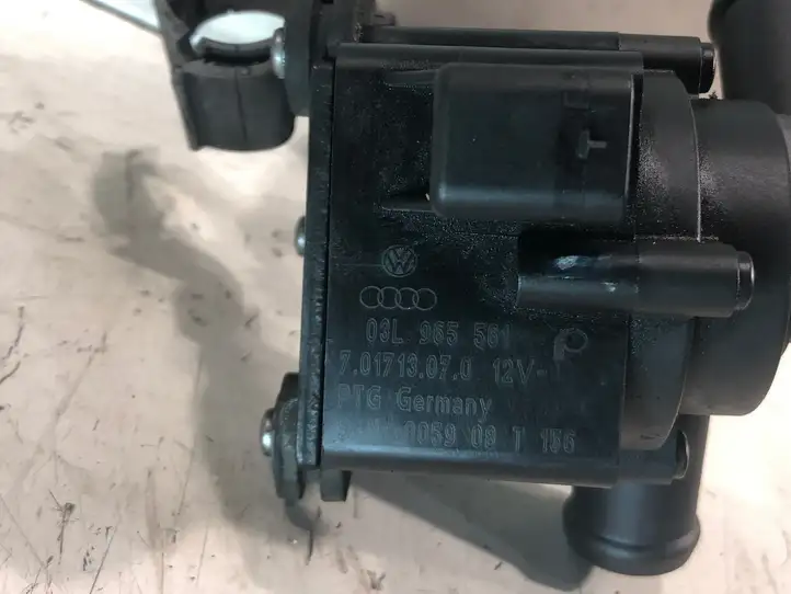 Audi A4 S4 B8 8K (2007 - 2011) 03L965561 Электроциркуляционный насос — фото 3
