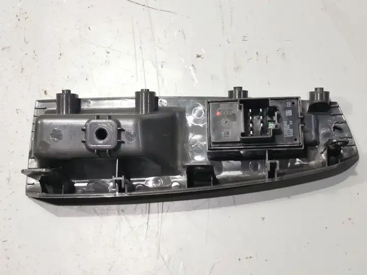 Chevrolet Cruze (2009 - 2012) 13305368 Блок кнопок стеклоподъемников — фото 2