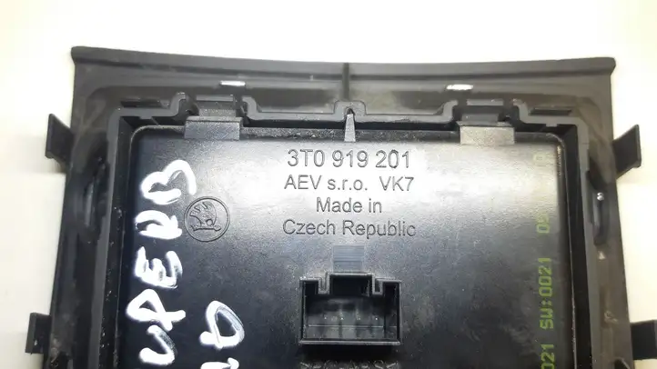 Skoda Superb B6 (3T) (2008 - 2015) 3T0919201 Накладка заднего прикуривателя — фото 3
