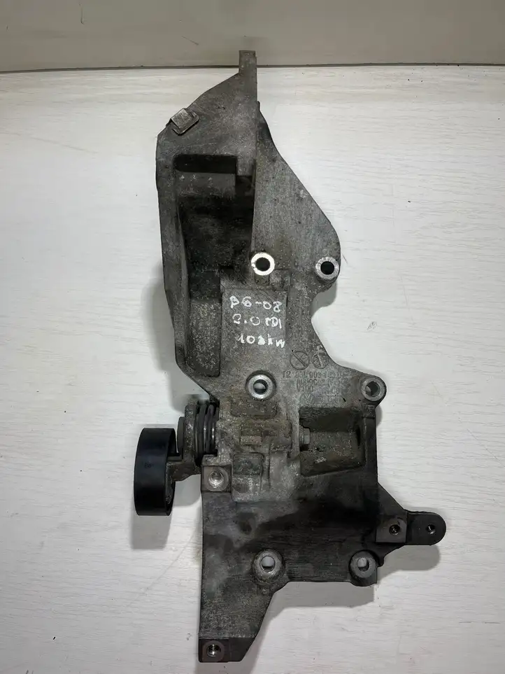 Volkswagen PASSAT B6 (2005 - 2010) 03l903143d Кронштейн топливного насоса — фото 1