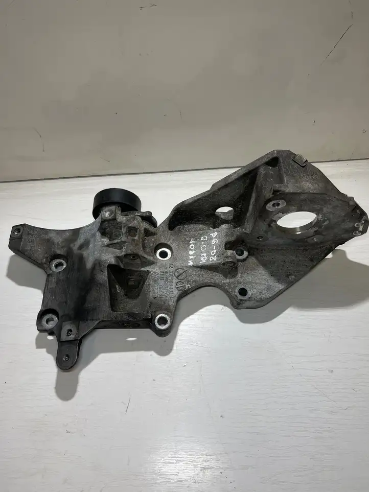 Volkswagen PASSAT B6 (2005 - 2010) 03l903143d Кронштейн топливного насоса — фото 2