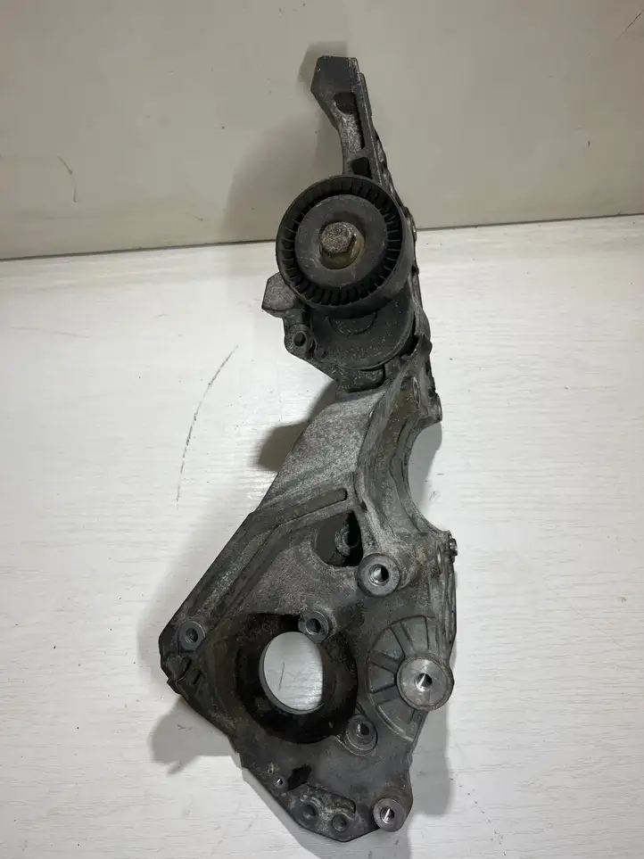 Volkswagen PASSAT B6 (2005 - 2010) 03l903143d Кронштейн топливного насоса — фото 4