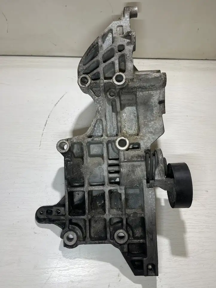 Volkswagen PASSAT B6 (2005 - 2010) 03l903143d Кронштейн топливного насоса — фото 5