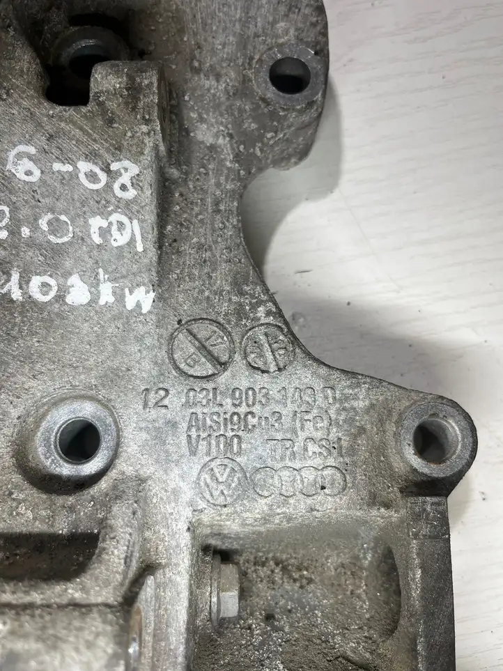 Volkswagen PASSAT B6 (2005 - 2010) 03l903143d Кронштейн топливного насоса — фото 6