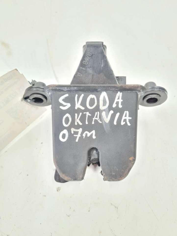 1Z5827501D Skoda Octavia Mk2 (1Z) Spyna galinio dangčio