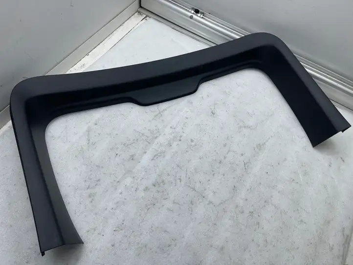 Tesla Model Y (2019 - 2024) 1622262 Верхняя обшивка у окна — фото 1
