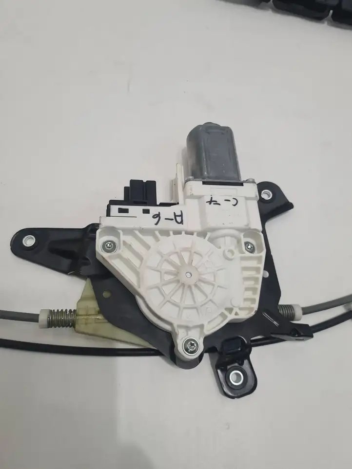 Audi A6 (2014 - 2018)  LH933811103  Механизм жалюзи багажника (шторки)