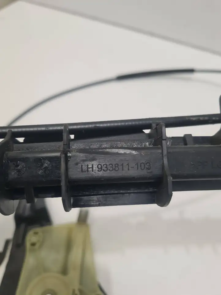 Audi A6 (2014 - 2018)  LH933811103  Механизм жалюзи багажника (шторки)
