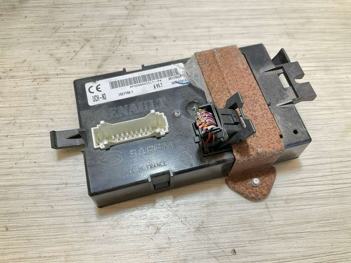 Opel Vivaro (2006 - 2014)  P8200943317 Блок управления двигателем ECU