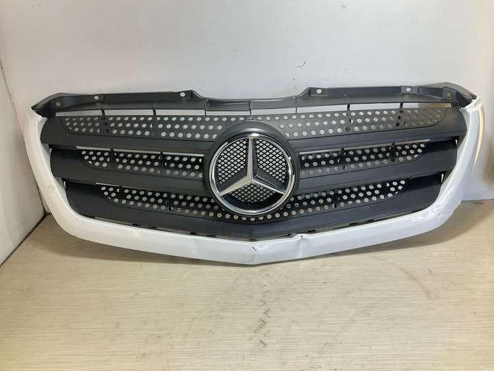 Mercedes-Benz Sprinter W906 (2006 - 2018)  A9068880523 Передняя решётка