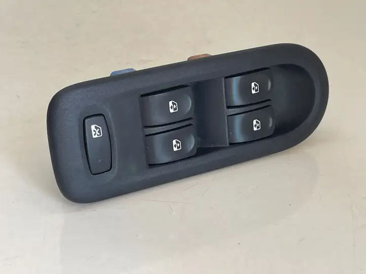 Renault Clio III (2005 - 2012) 8200356541 Кнопка стеклоподъемников — фото 1