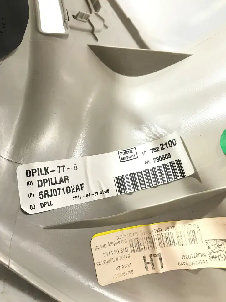 Chrysler Pacifica (2016 - ) 5RJ071D2AF Верхняя обшивка стойки D — фото 2