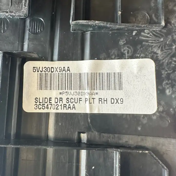Dodge Grand Caravan (2007 - 2020) 5VJ30DX9AA Внутренняя отделка заднего порога — фото 5