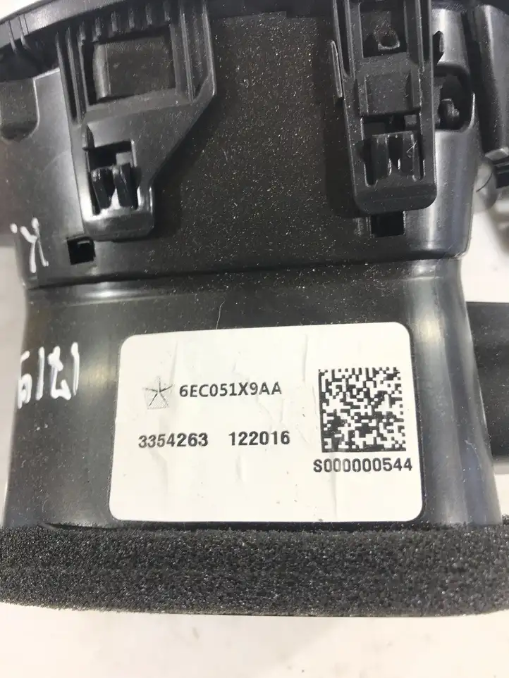 Chrysler Pacifica (2016 - ) 6EC051X9AA Боковой воздушный дефлектор — фото 2