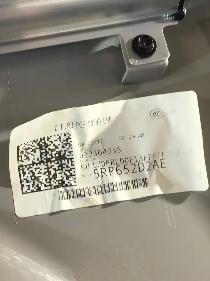 Chrysler Pacifica (2016 - ) 5RP652D2AE Обшивка раздвижной двери — фото 4