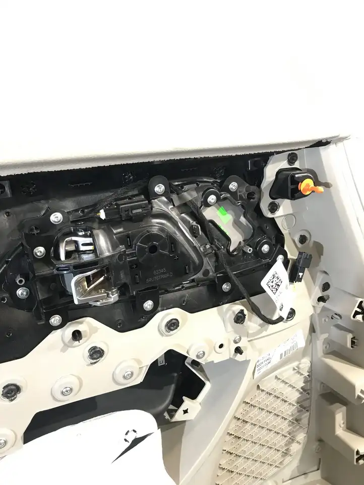 Chrysler Pacifica (2016 - ) 5SD291D2AG Обшивка передней двери — фото 3