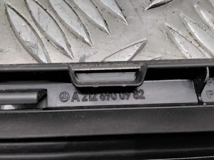 Mercedes-Benz E W212 (2009 - 2016) A2126900982 Накладка стоек лобового стекла — фото 4