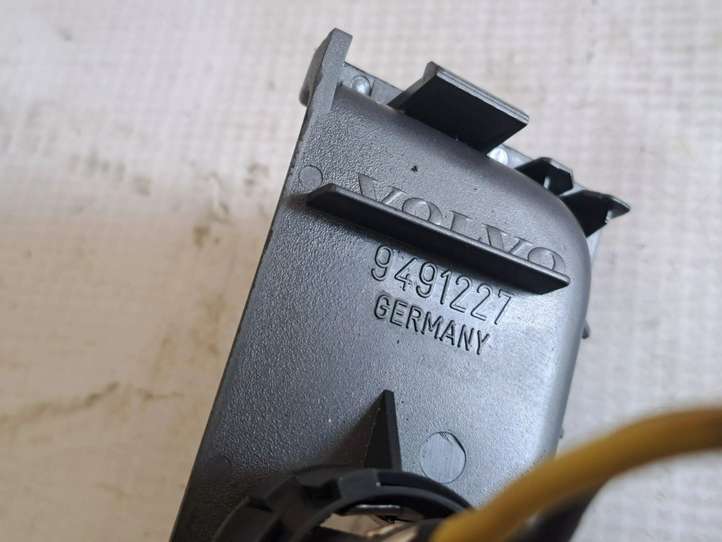 Volvo V70 (2000 - 2004)  9491227 Прикуриватель