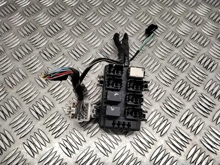 Subaru Forester SH (2008 - 2013) 1567001020 Блок монтирования реле — фото 1