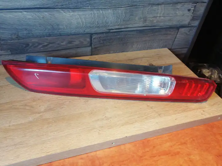 Ford Focus (1998 - 2004) Задний фонарь в кузове — фото 1