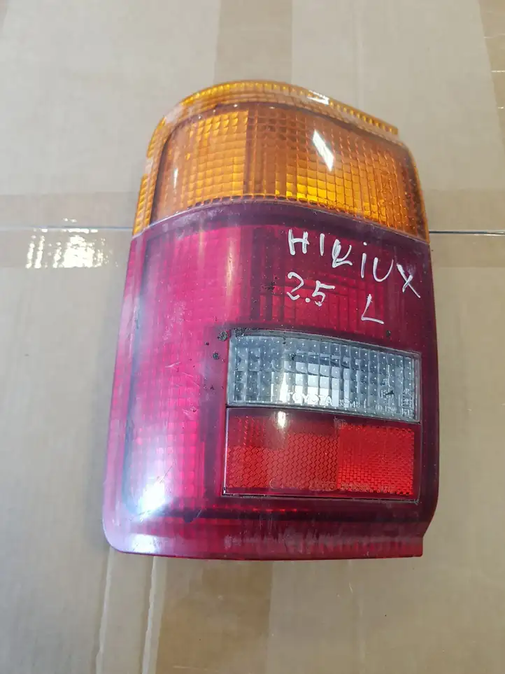 Toyota Hilux (N140, N150, N160, N170) (1997 - 2004) 3308910L Задний фонарь в кузове — фото 1