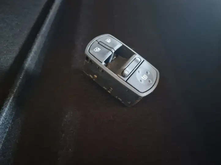 Opel Corsa D (2010 - 2014) 13258521AA Кнопка стеклоподъемников — фото 1